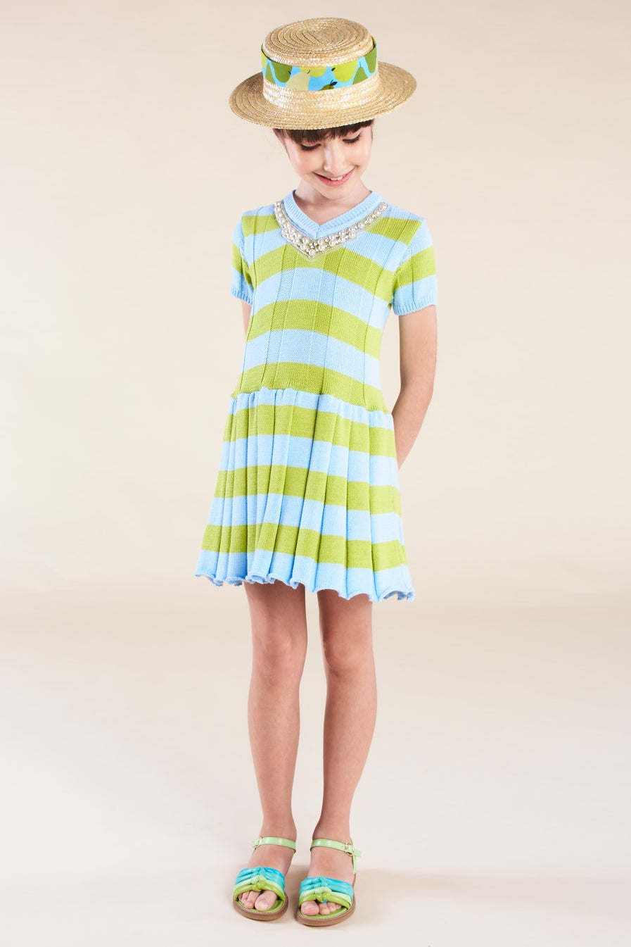Abito in maglia a righe con collana di perle