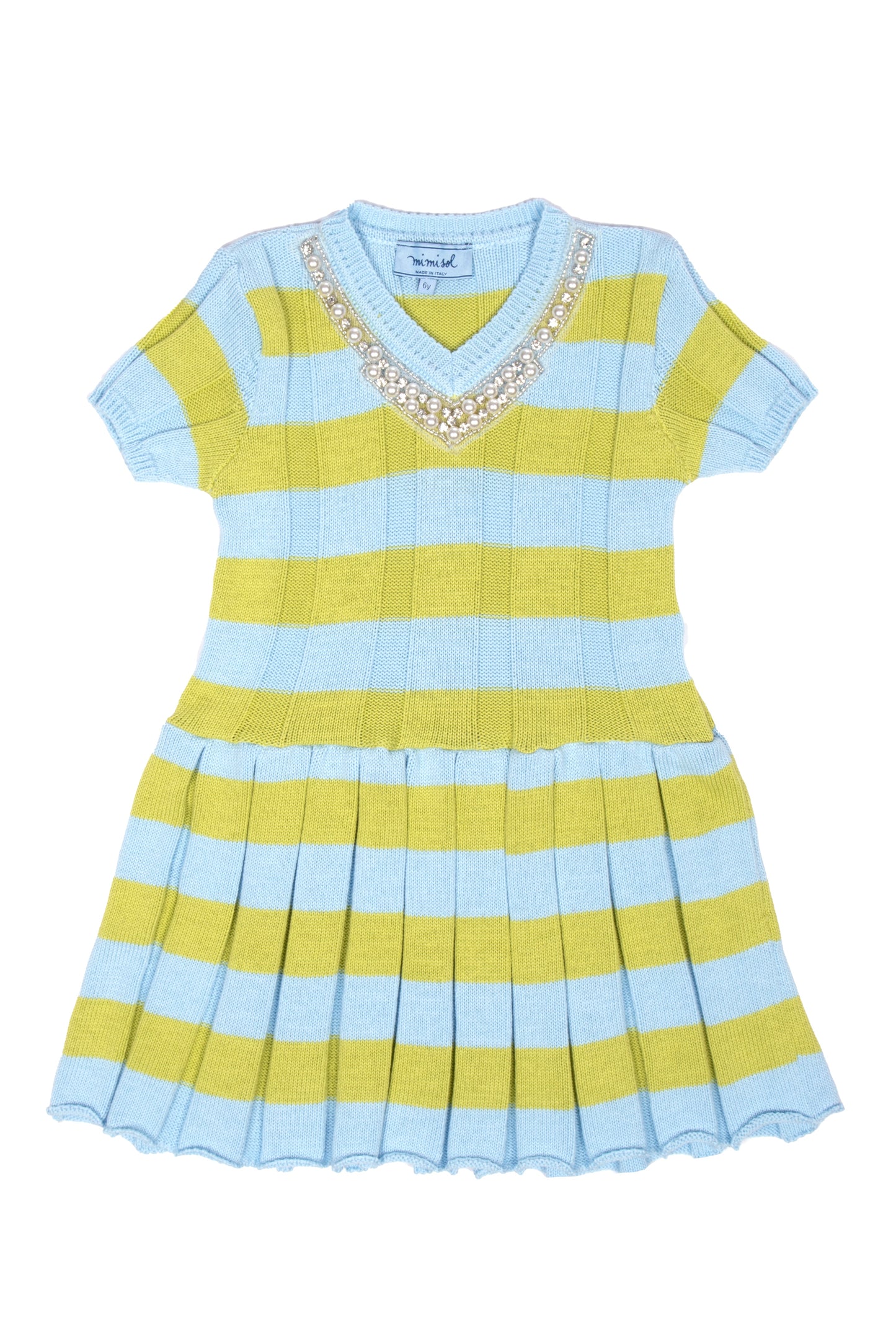 Abito in maglia a righe con collana di perle