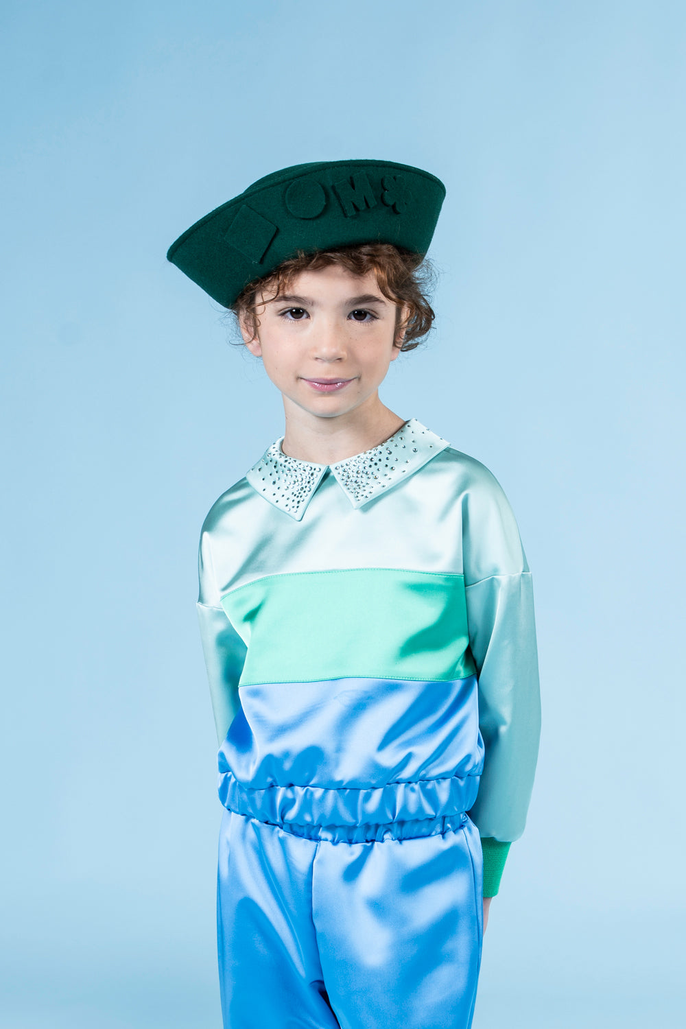 Felpa in satin con cristalli