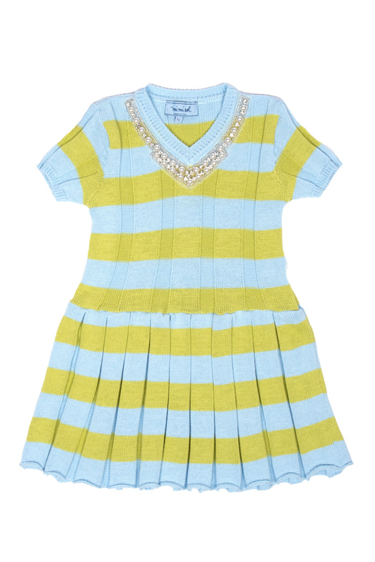 Abito in maglia a righe con collana di perle