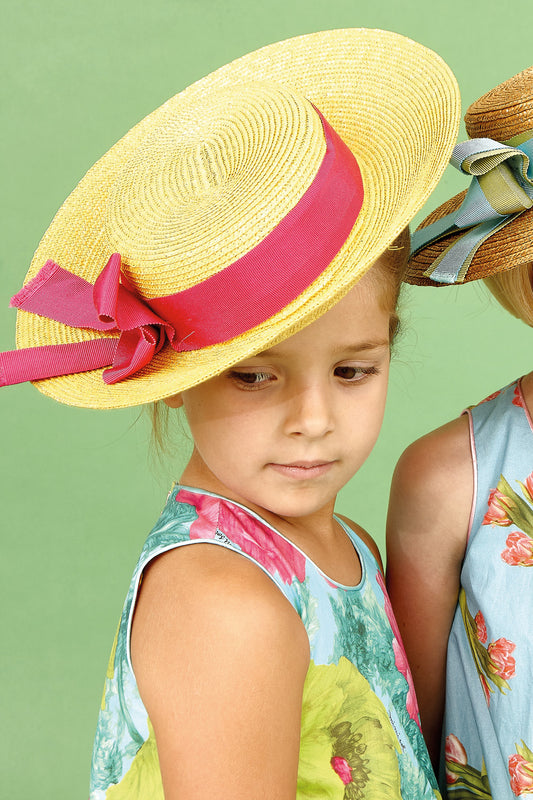 Wide-brimmed straw hat